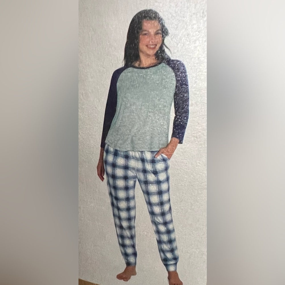 Eddie Bauer Women’s Pajama Set with Blue Sleeves